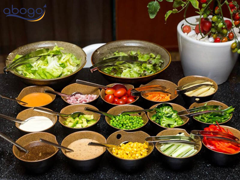 Quầy salad tự phục vụ