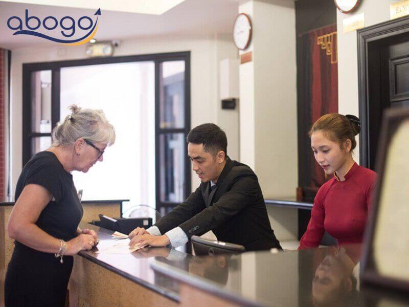 Khách hàng check in/ check out liên tục trong giờ G