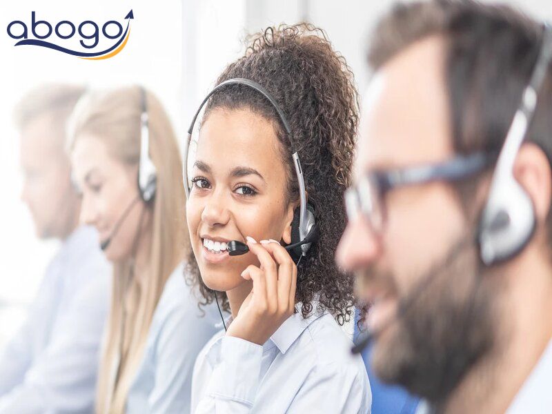 Operator luôn bình tĩnh và tươi cười khi nói chuyện với khách hàng