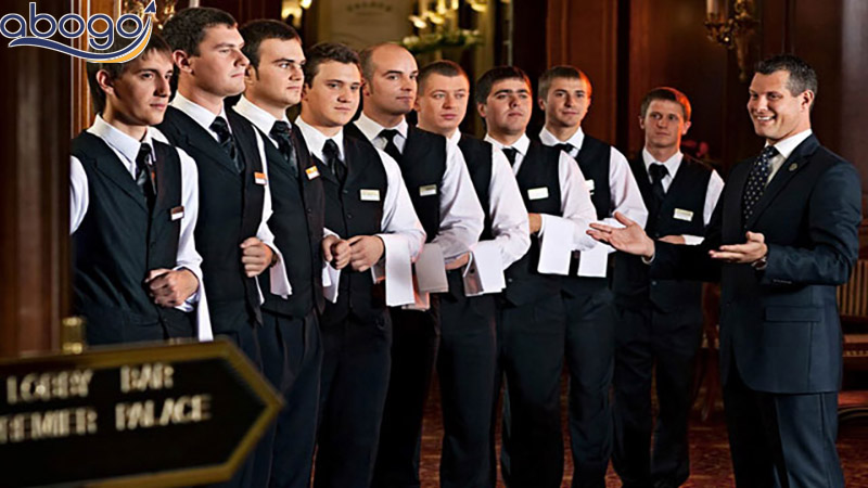 Giám đốc doanh nghiệp sẽ đặt ra các tiêu chuẩn về văn hóa phục vụ, chịu trách nhiệm trong tuyển dụng, đào tạo nhân viên