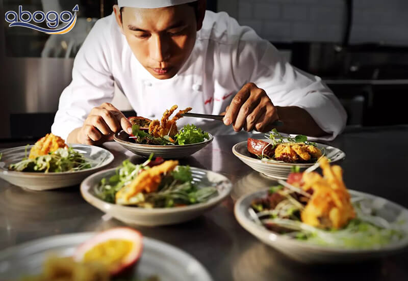 Đầu bếp là người trực tiếp chế biến món ăn