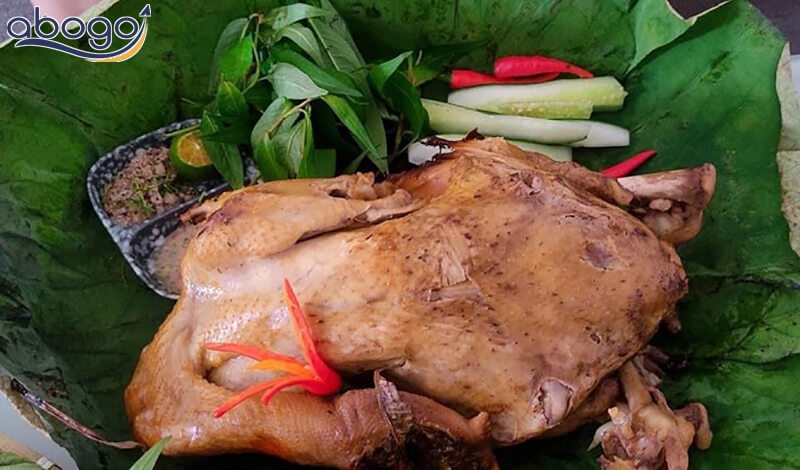 Gà bọc lá sen nướng đất sét