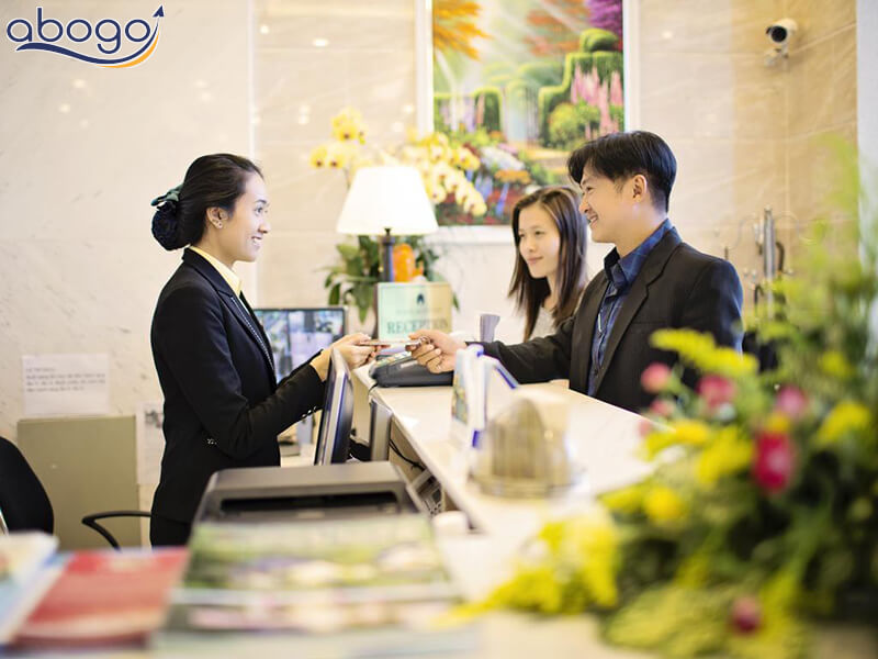 Gửi đồ tại quầy lễ tân trong khách sạn