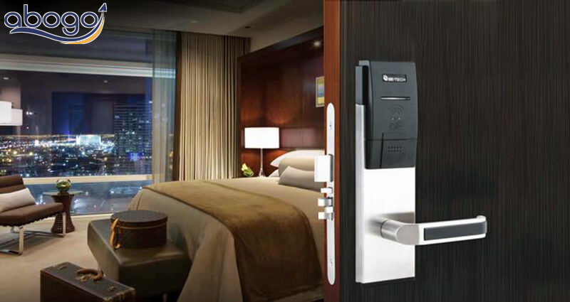 Rút thẻ chìa khóa khi ra khỏi phòng