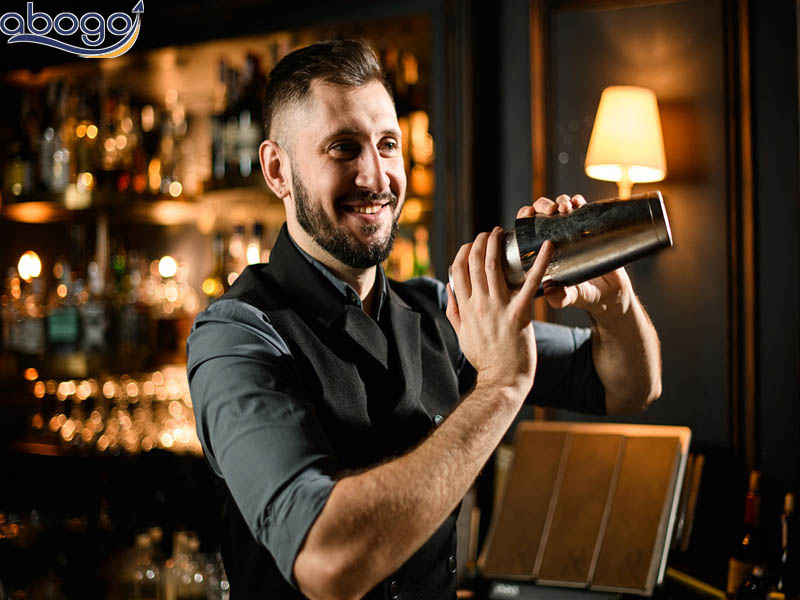 Shaker là một dụng cụ không thể thiếu của một Bartender