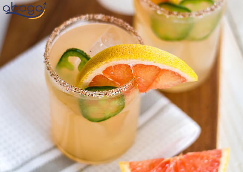 Trang trí ly cocktail bằng một lát cam