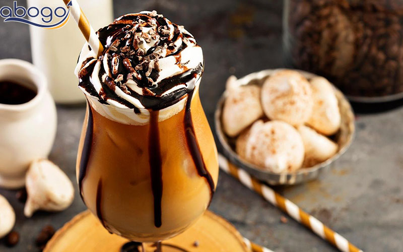 Bạn có thể trang trí ly Frappuccino bằng kem tươi hoặc sốt caramil để có được hương vị hoàn hảo nhất