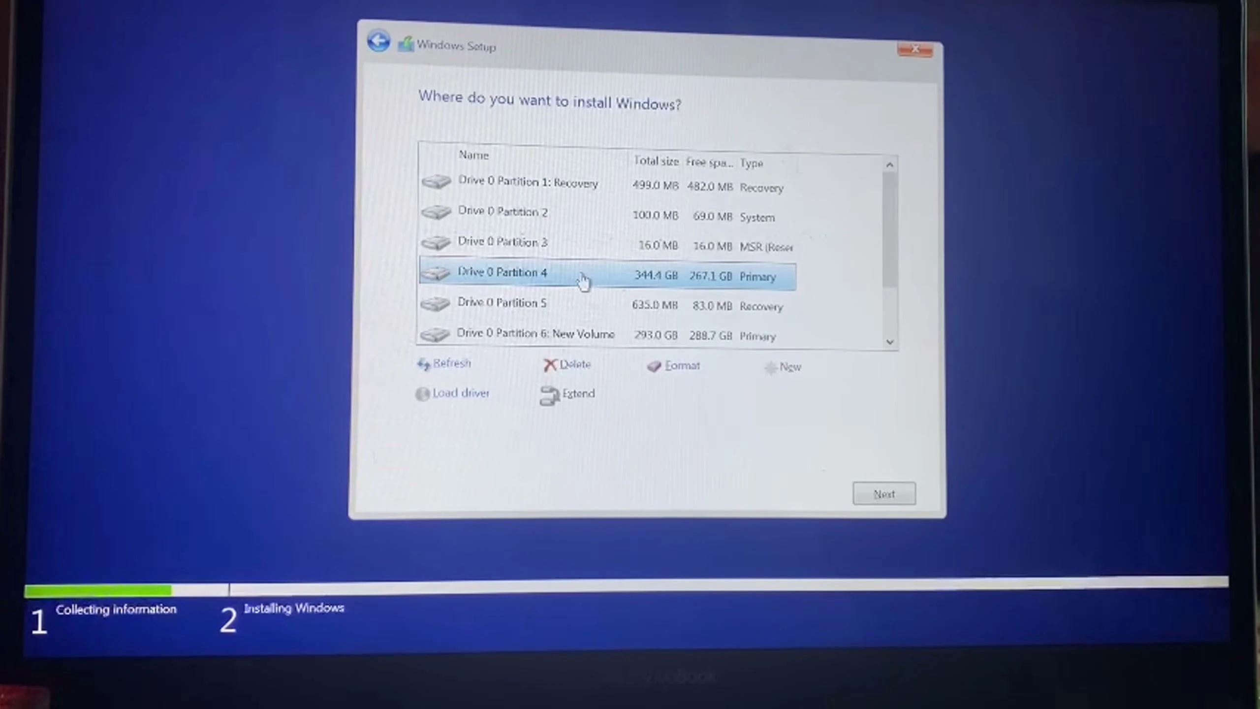 Con trỏ chuột nhấn vào nút Format trên giao diện phân vùng ổ đĩa Windows Setup tại giây 00:09:40