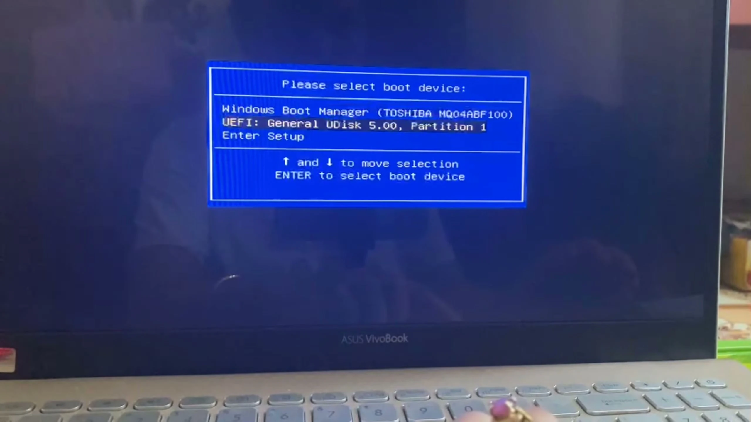 Màn hình đen hiển thị menu Boot Option với dòng UEFI: General Flash Disk đang được chọn tại giây 00:07:18