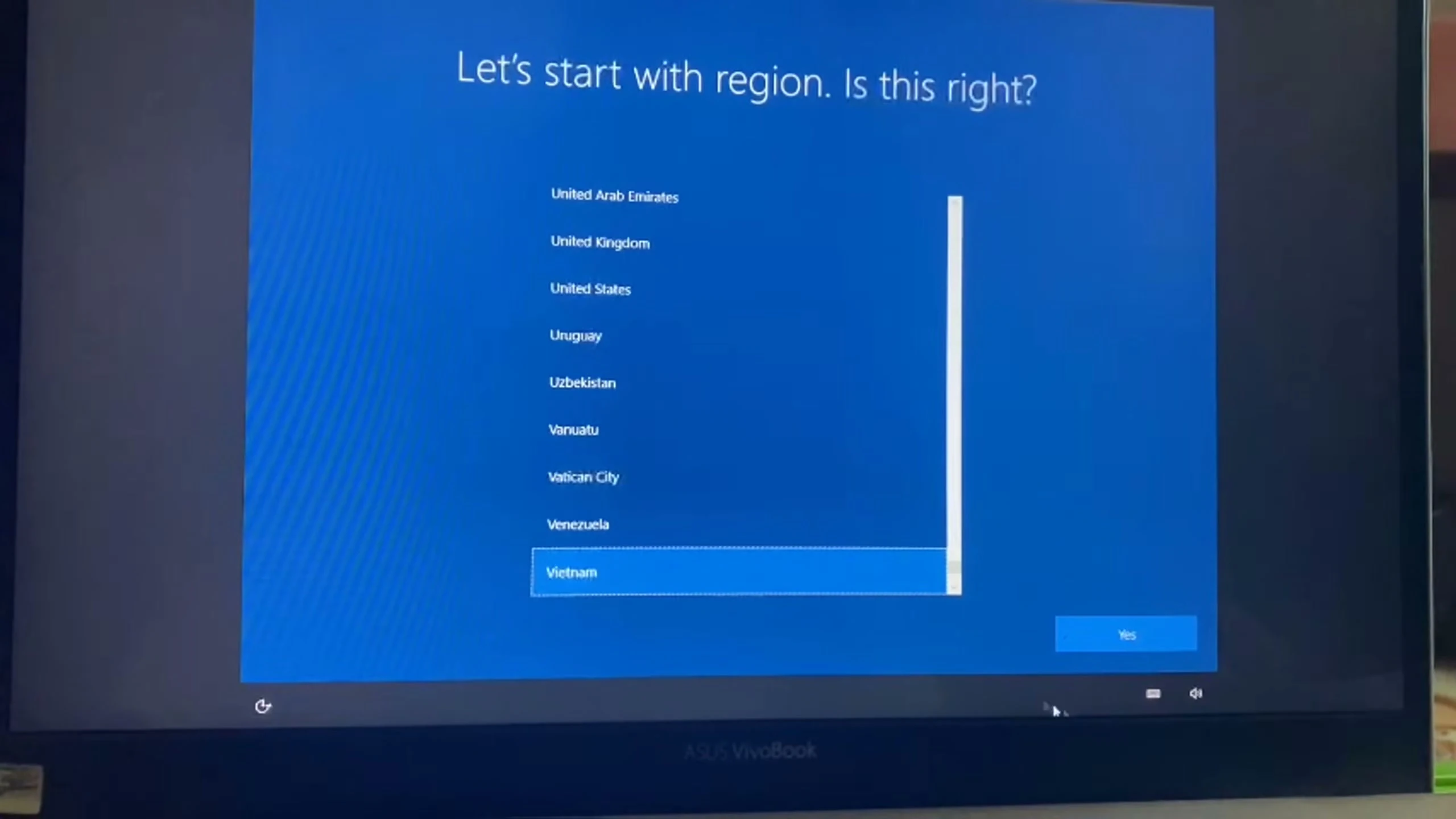 Màn hình thiết lập Windows hiện danh sách quốc gia và đang chọn Vietnam tại giây 00:10:35