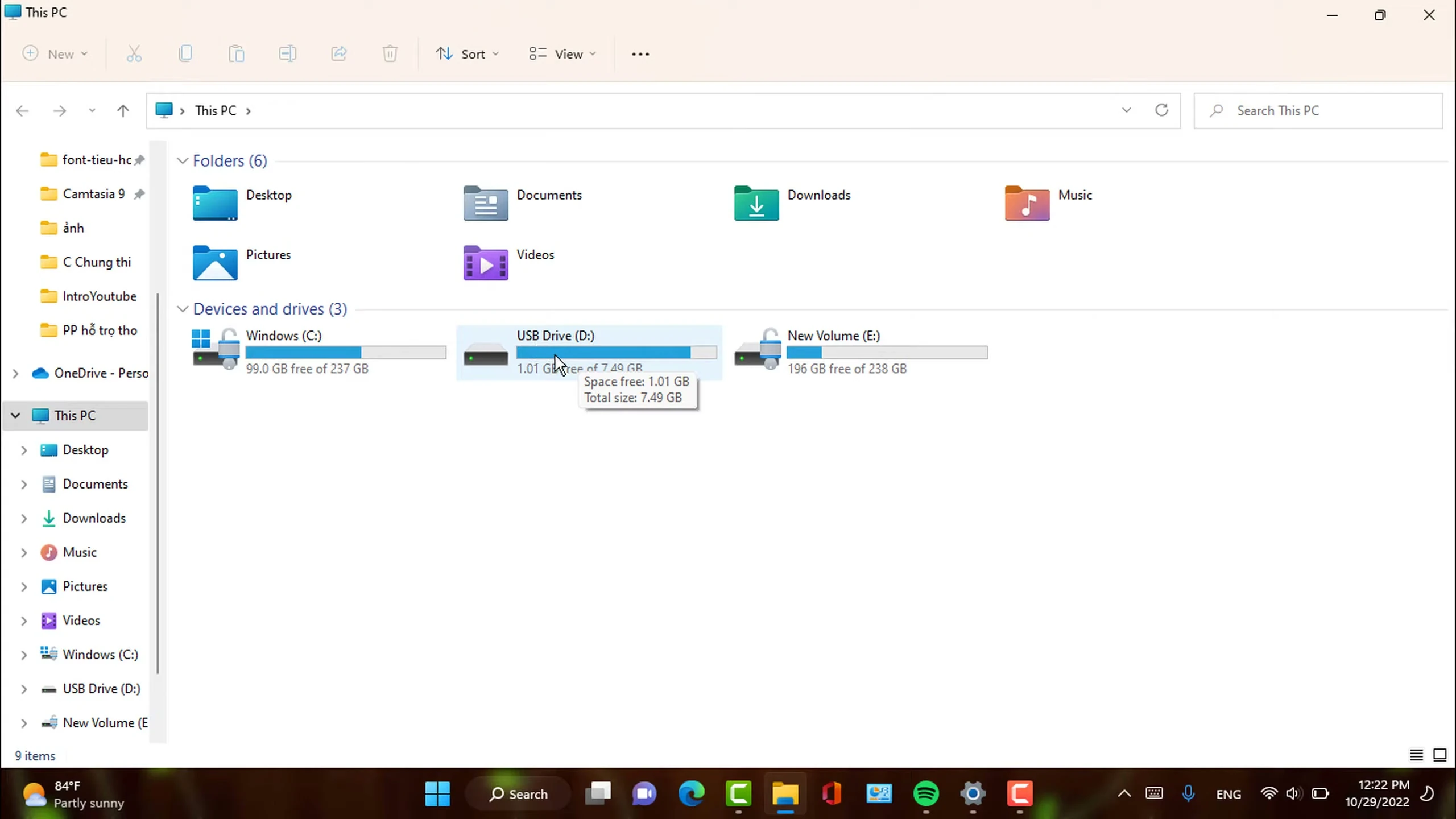 Tay nhấn chuột phải vào ổ USB và chọn dòng Format trong menu tại giây 00:03:13
