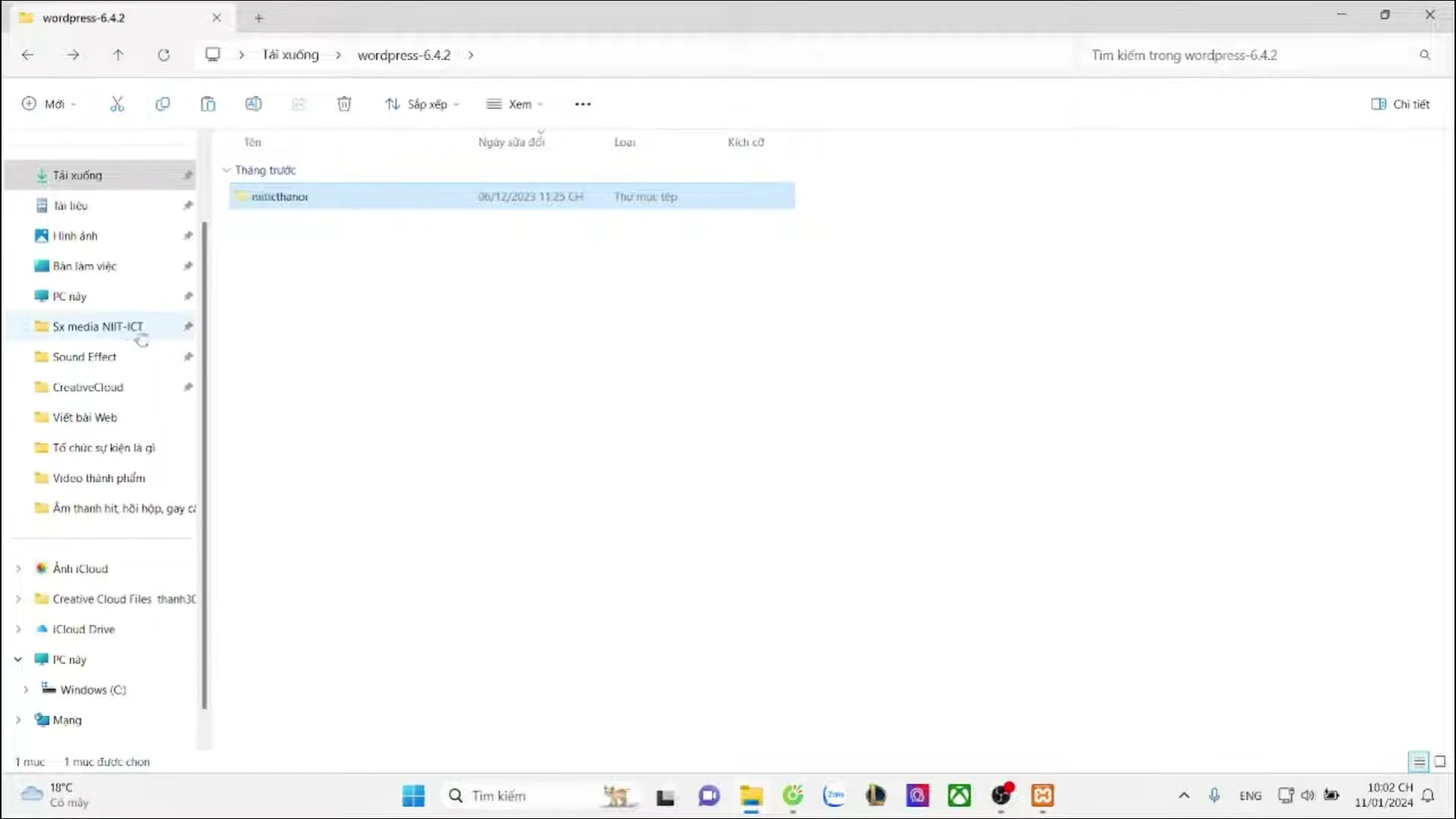 Cửa sổ File Explorer thực hiện hành động kéo thả thư mục WordPress vào trong thư mục htdocs của XAMPP