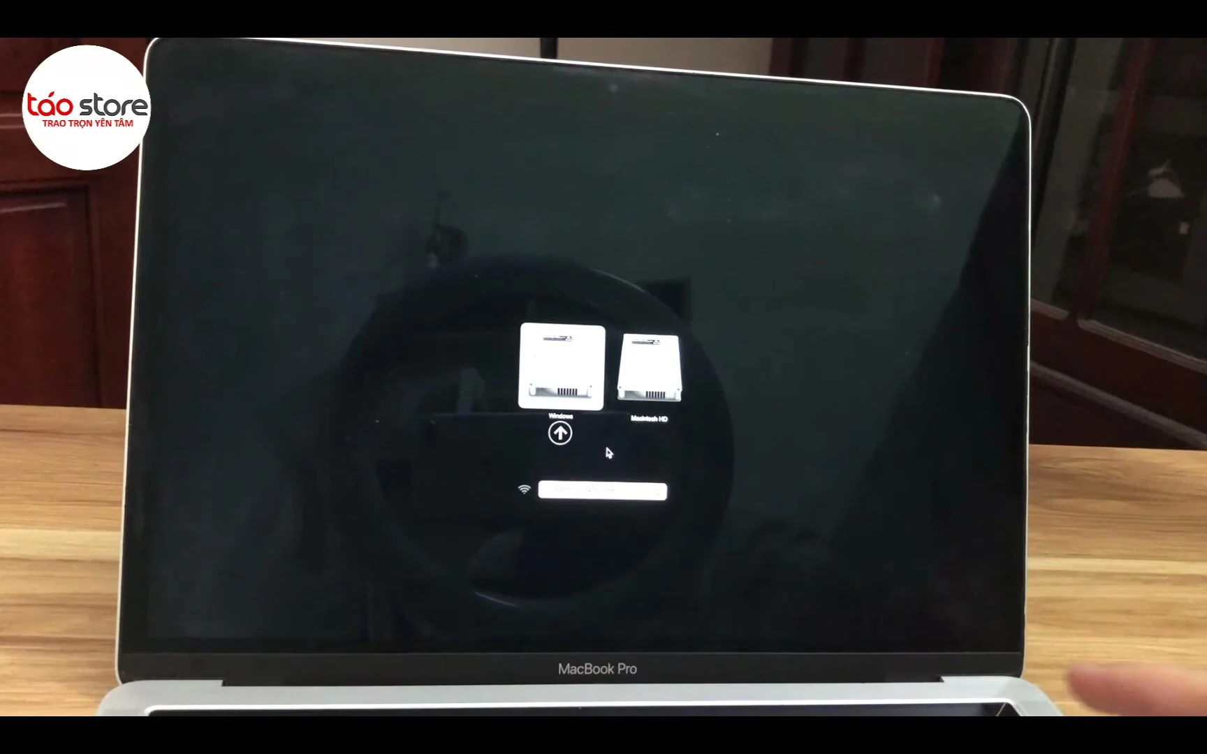 Màn hình lựa chọn phân vùng khởi động giữa macOS và Windows khi giữ phím Option tại 00:12:32