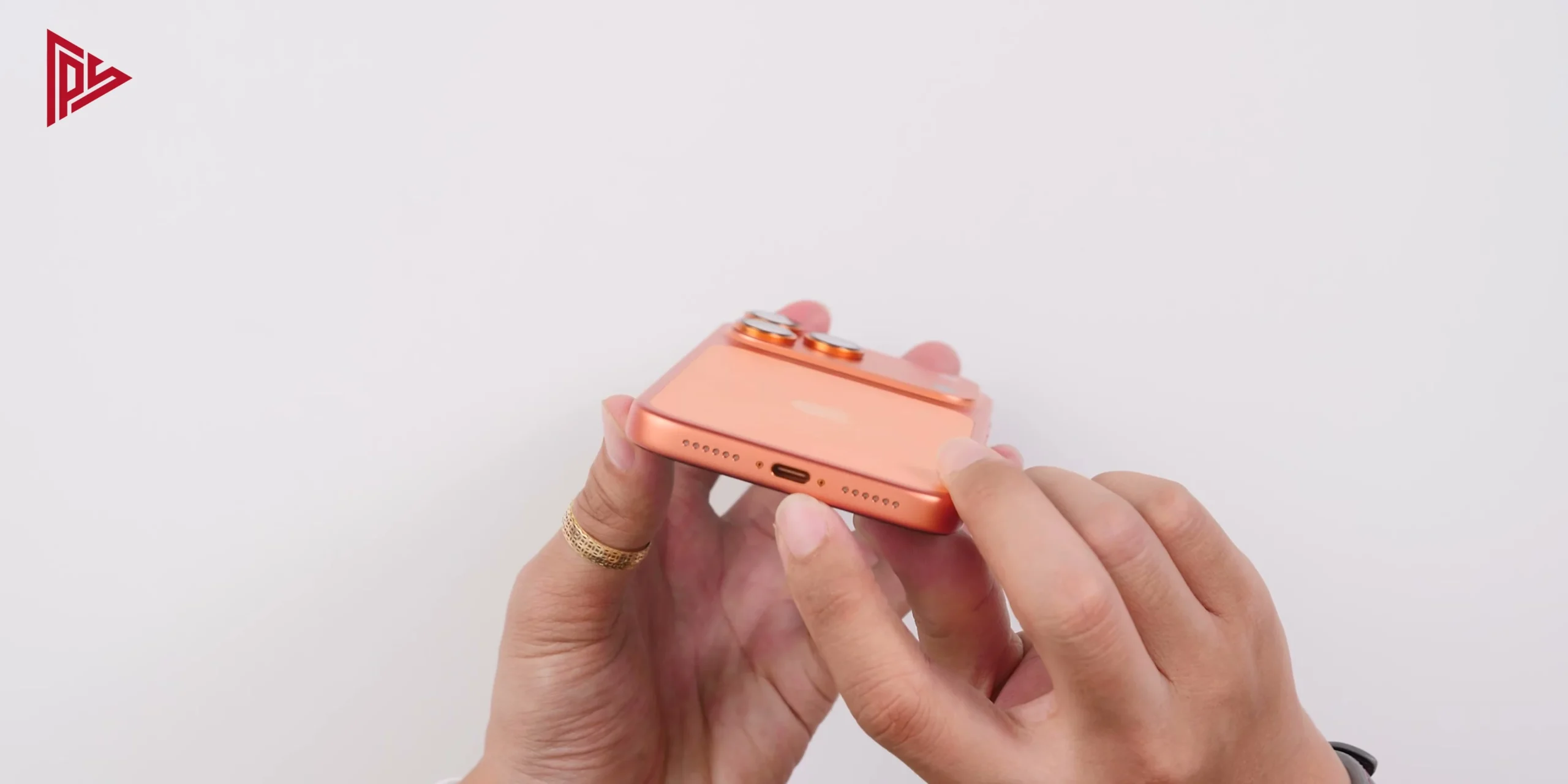 Cận cảnh viền và cổng sạc iPhone 17 Pro Max