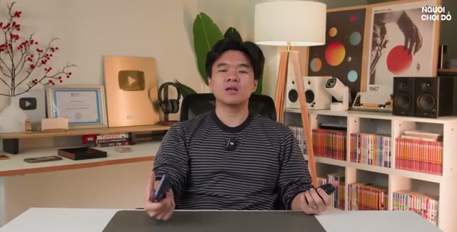 Cận cảnh mặt lưng và khung viền của hai chiếc điện thoại, so sánh chất liệu titan và nhôm