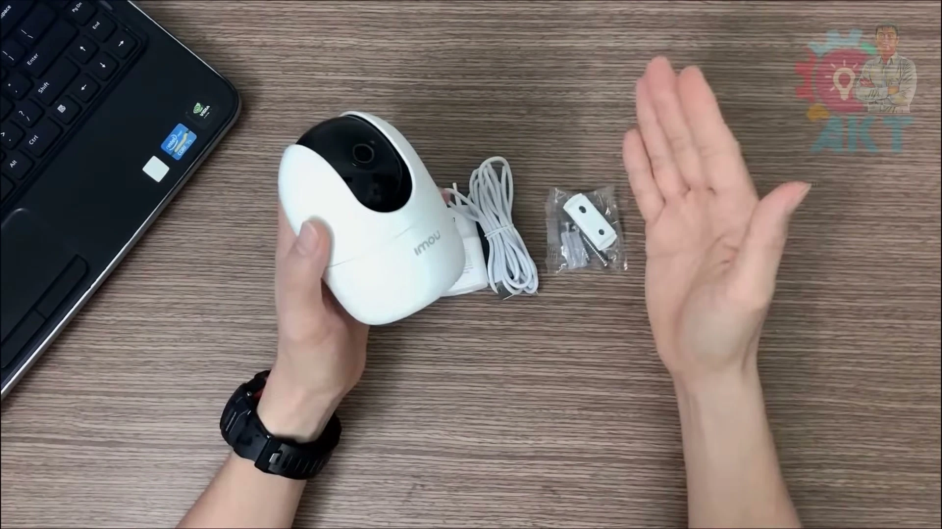 Bàn tay đẩy ống kính camera Ranger 2 lên trên để lộ khe cắm thẻ nhớ MicroSD