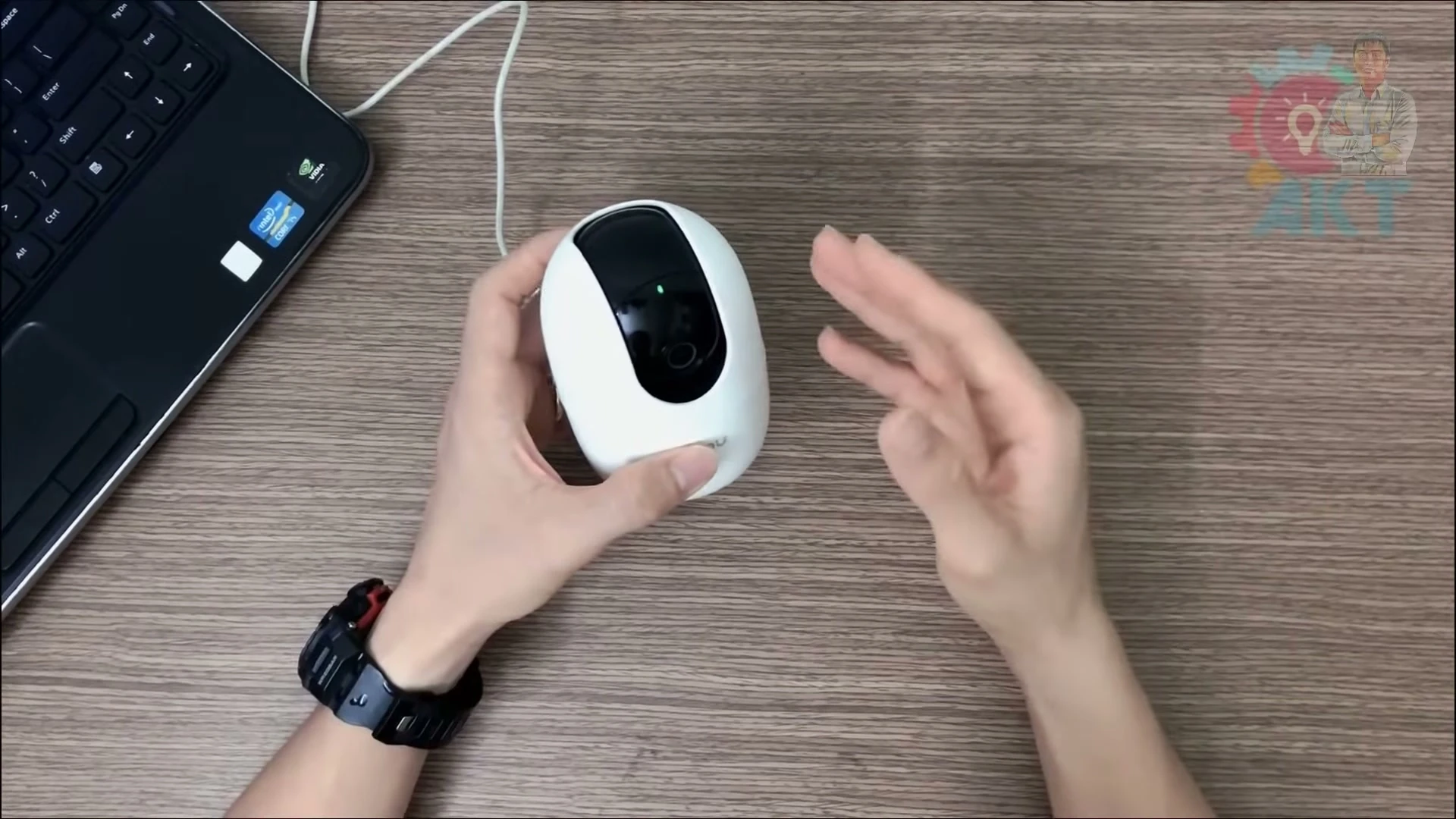 Ngón tay nhấn giữ nút reset cạnh khe cắm thẻ nhớ trên thân camera Imou