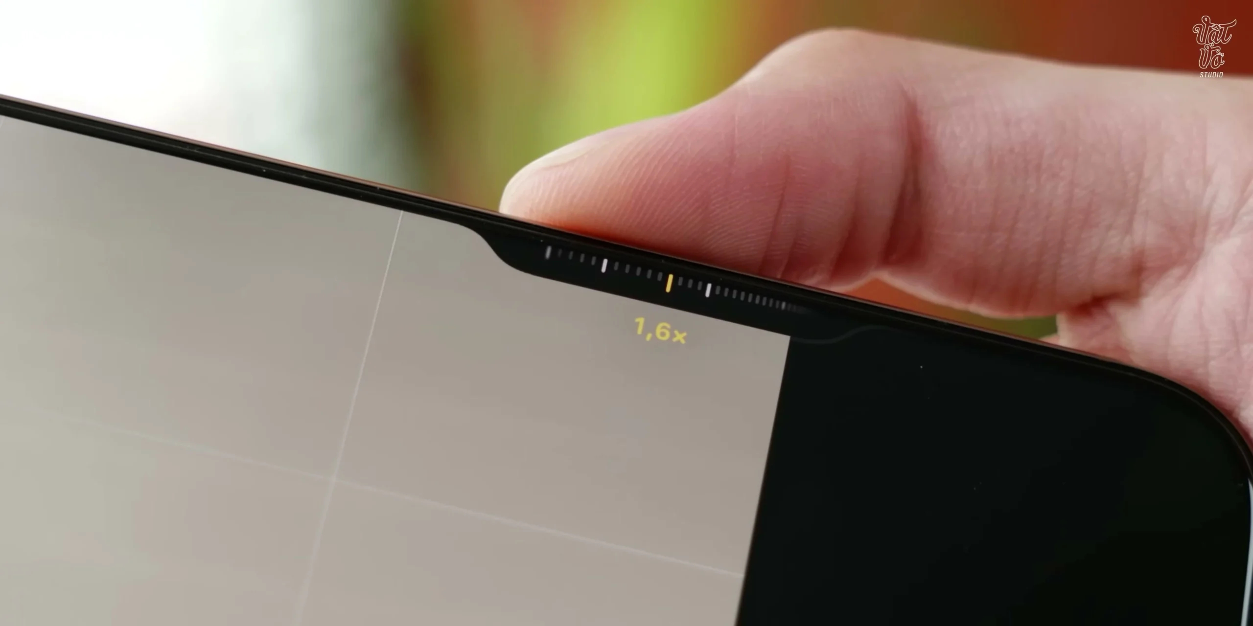 Cận cảnh ngón tay thao tác vuốt trên nút Camera Control của iPhone 16 Pro Max tại 00:05:05