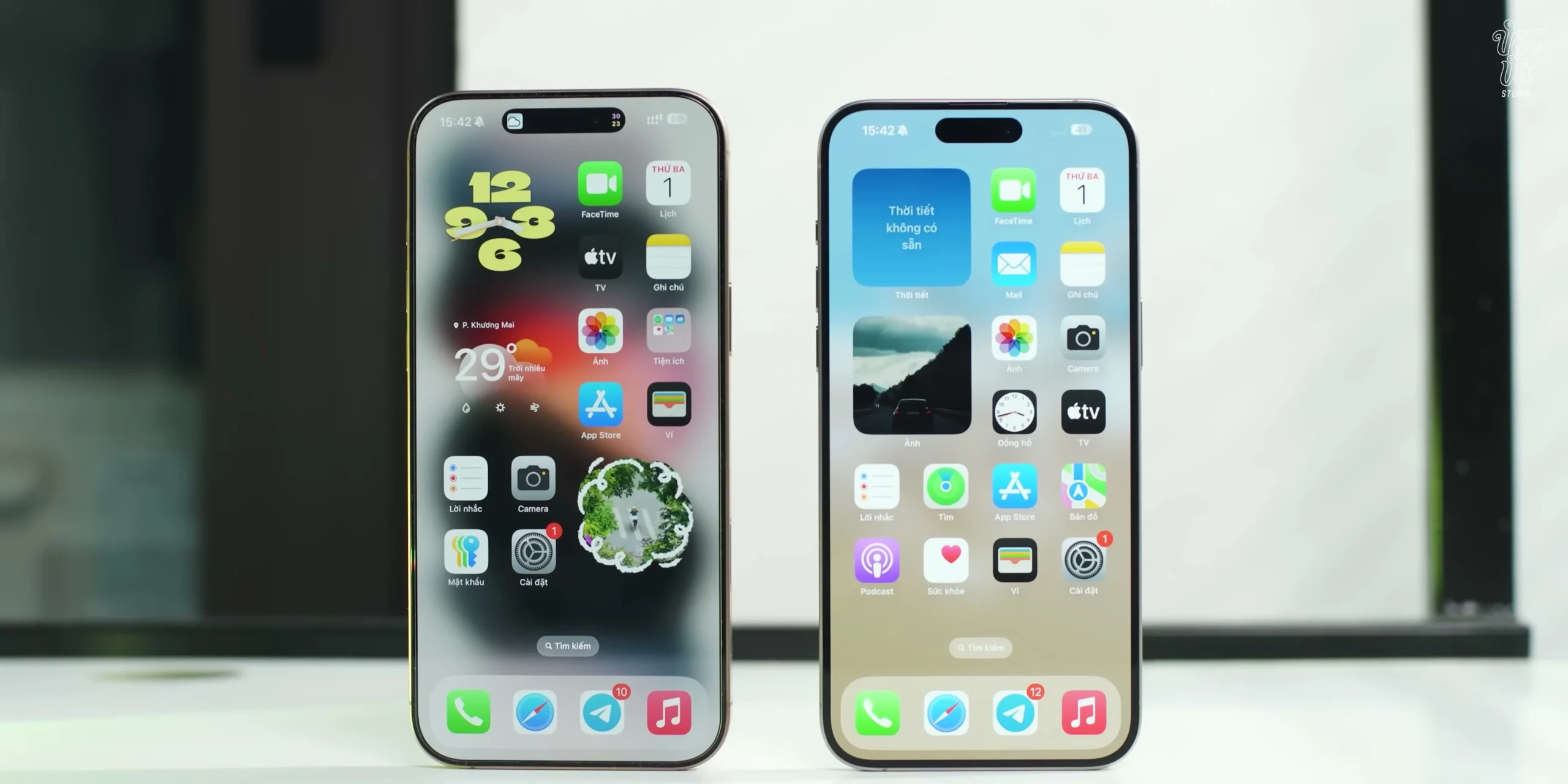 Cận cảnh phần viền màn hình cực mỏng tiếp giáp với khung Titan của iPhone 16 Pro Max tại giây 00:16:54