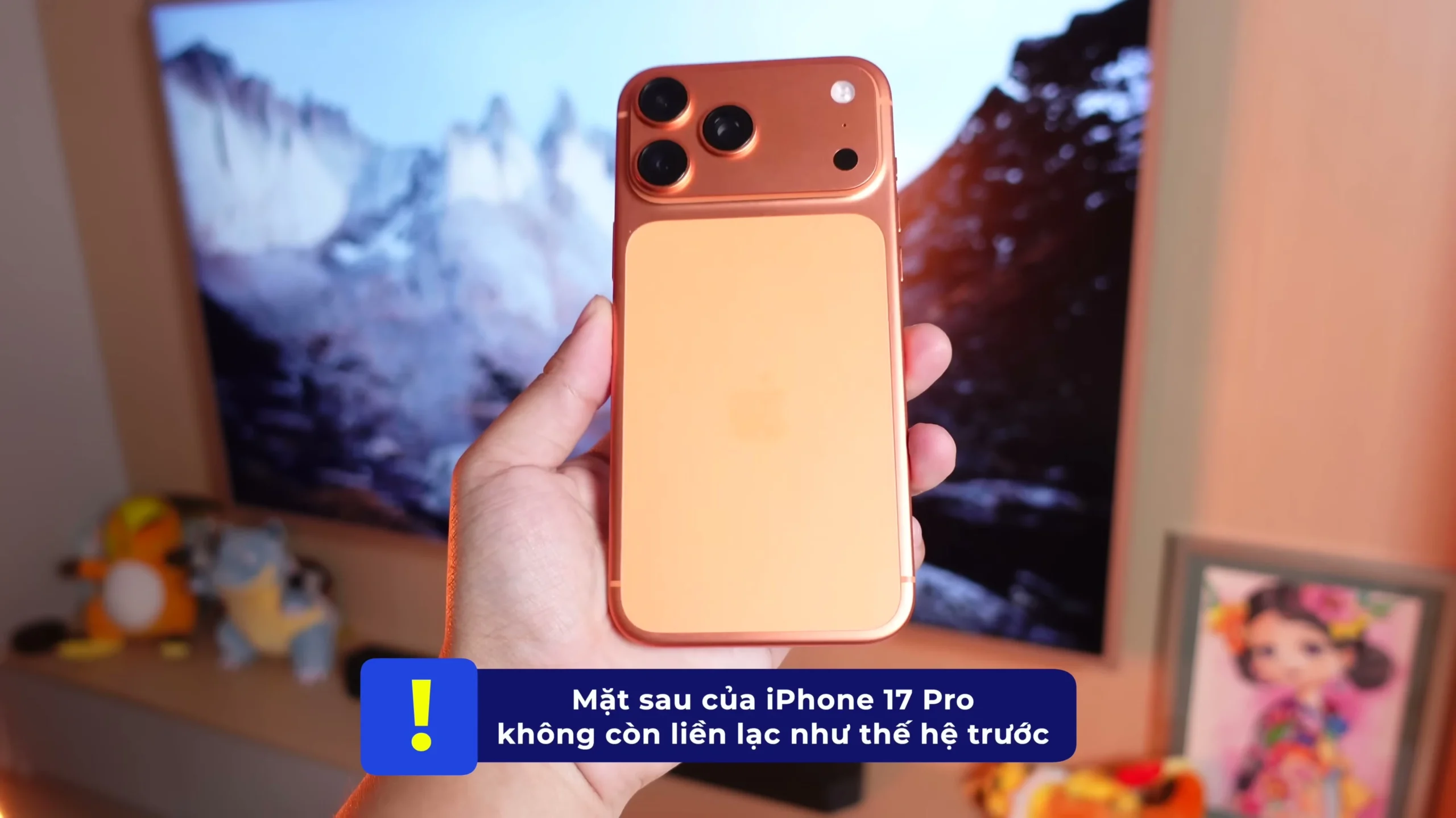 Cận cảnh mặt lưng iPhone 17 Pro màu xanh đen và các đường bo góc khung viền tại giây 01:37