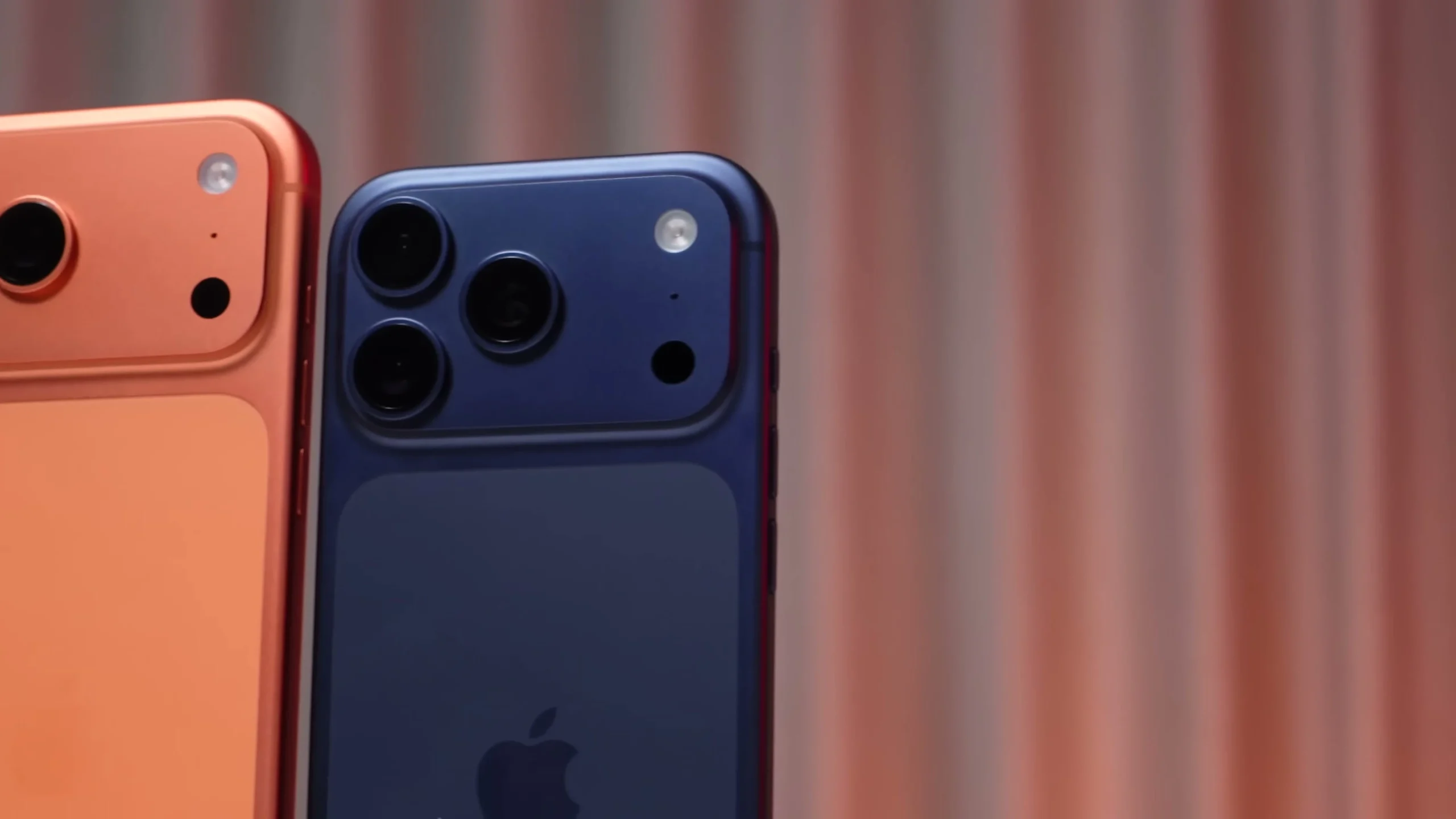 Cận cảnh phần khung viền nhôm nguyên khối và đường tiếp giáp mặt sau của máy tại giây 12:57