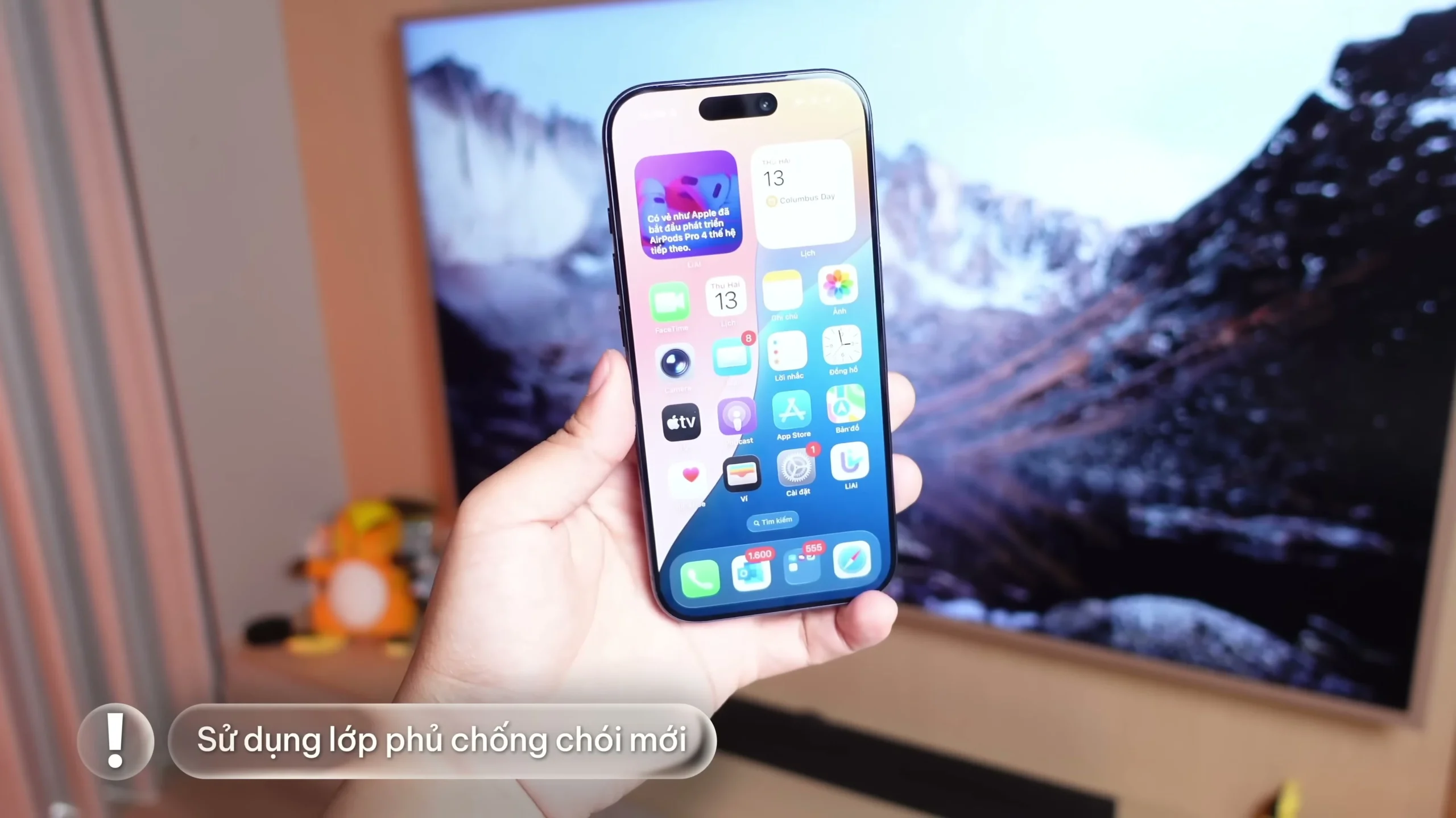 Màn hình iPhone 17 Pro hiển thị nội dung rực rỡ dưới ánh sáng ngoài trời tại giây 03:22