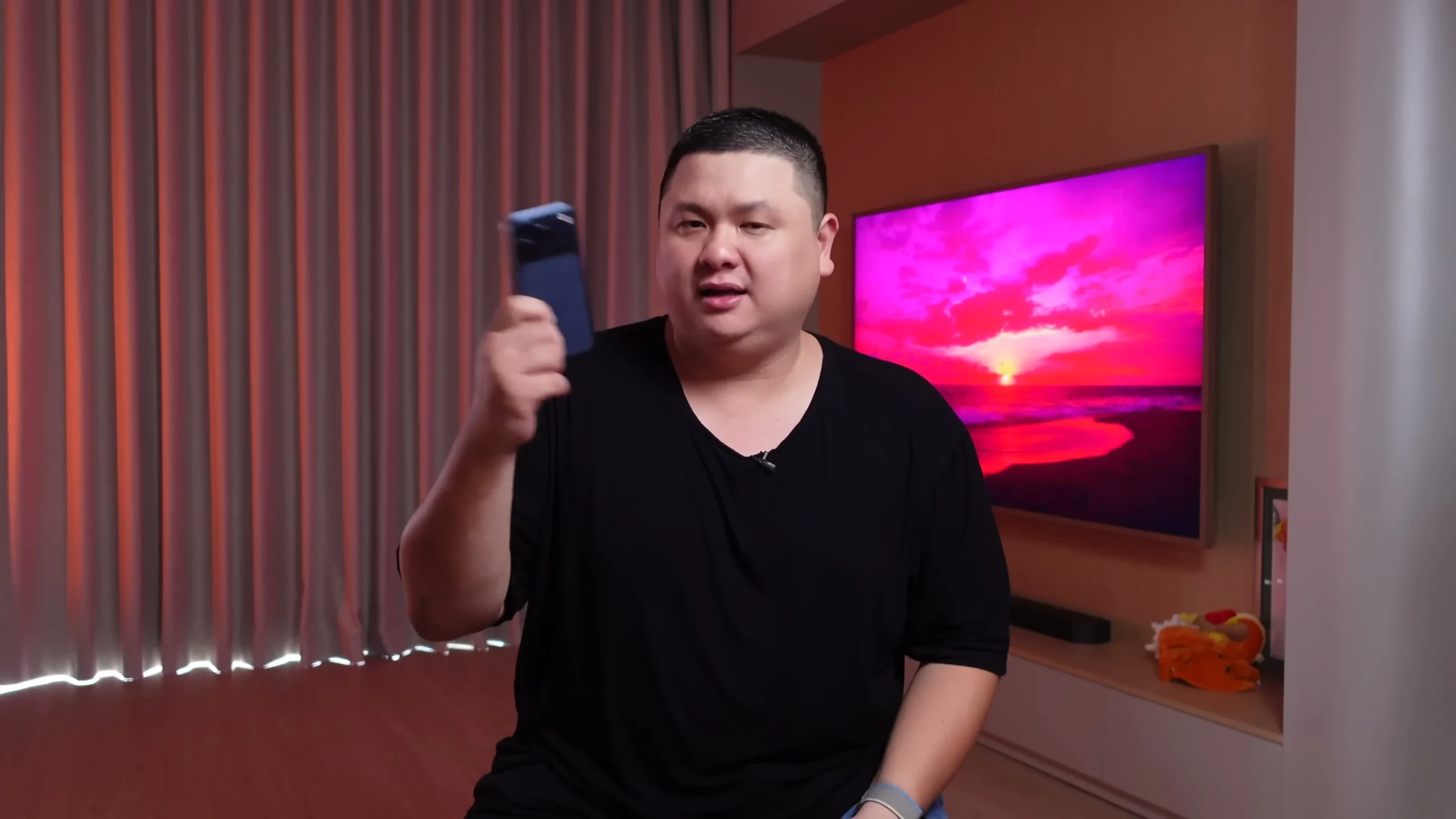 Tay người dùng đang cầm song song iPhone 17 Pro và 17 Pro Max để so sánh kích thước tại giây 00:25