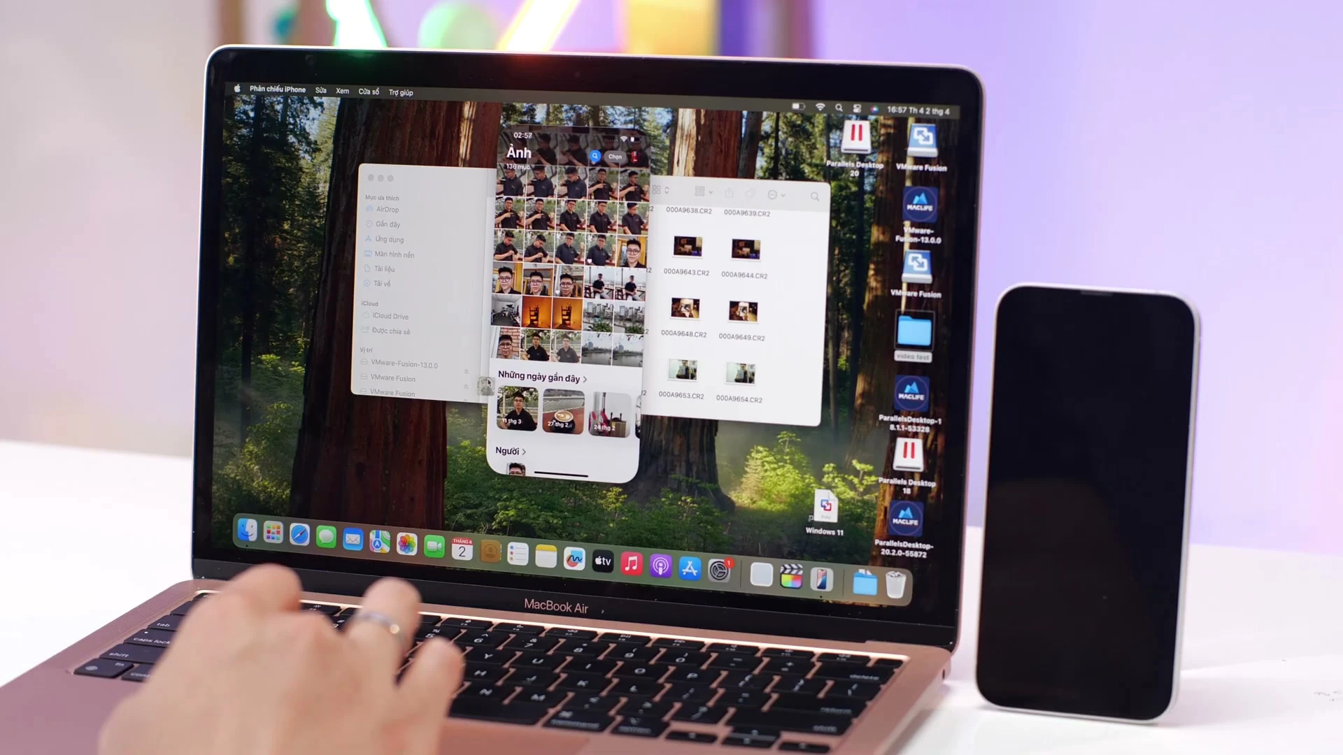 Minh họa tính năng Universal Clipboard đang sao chép một đoạn văn bản từ màn hình iPhone sang MacBook cực nhanh