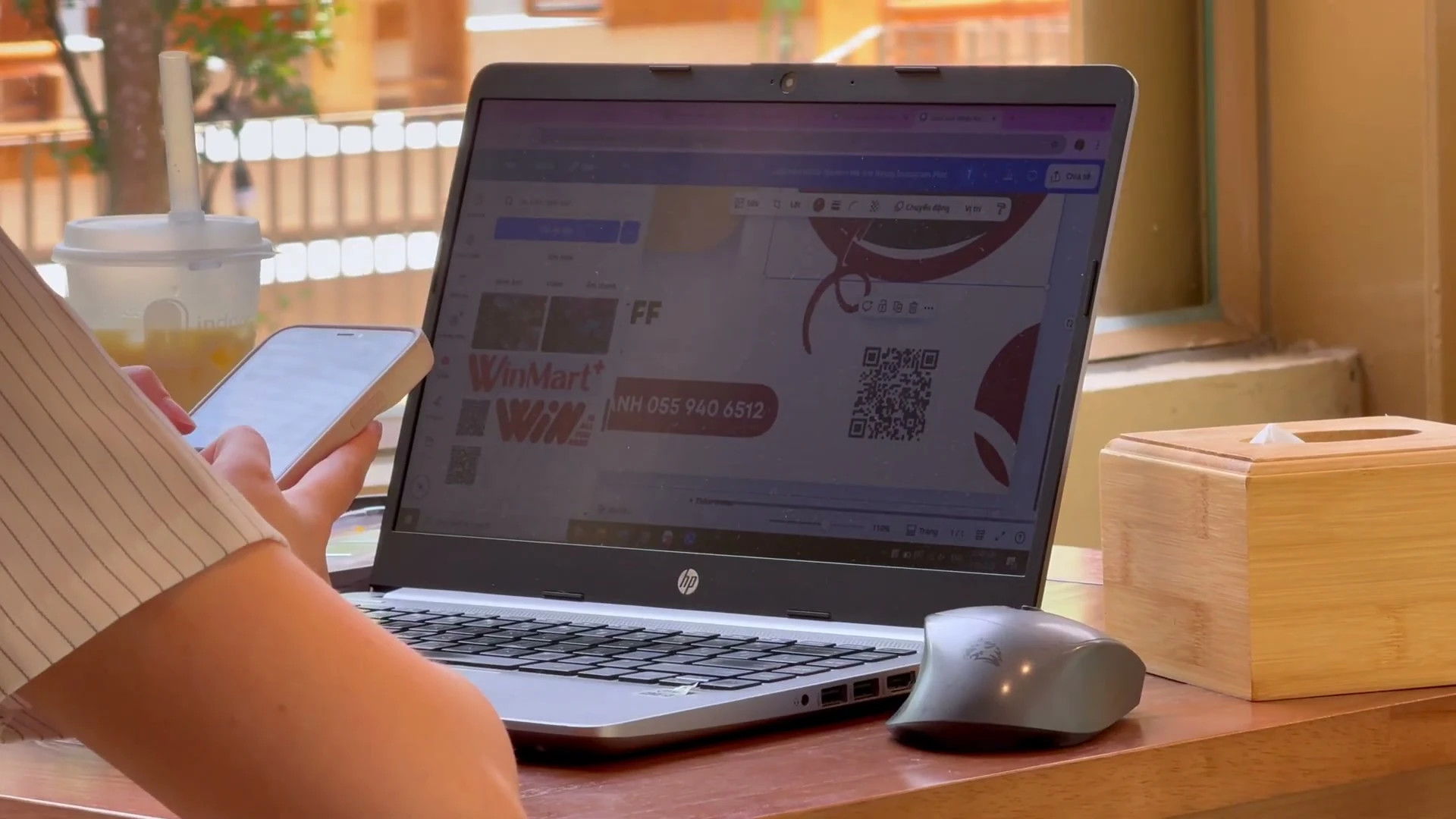 Người dùng đặt MacBook Air M1 cạnh một chiếc laptop Windows vỏ nhựa để so sánh độ mỏng và chất liệu hoàn thiện