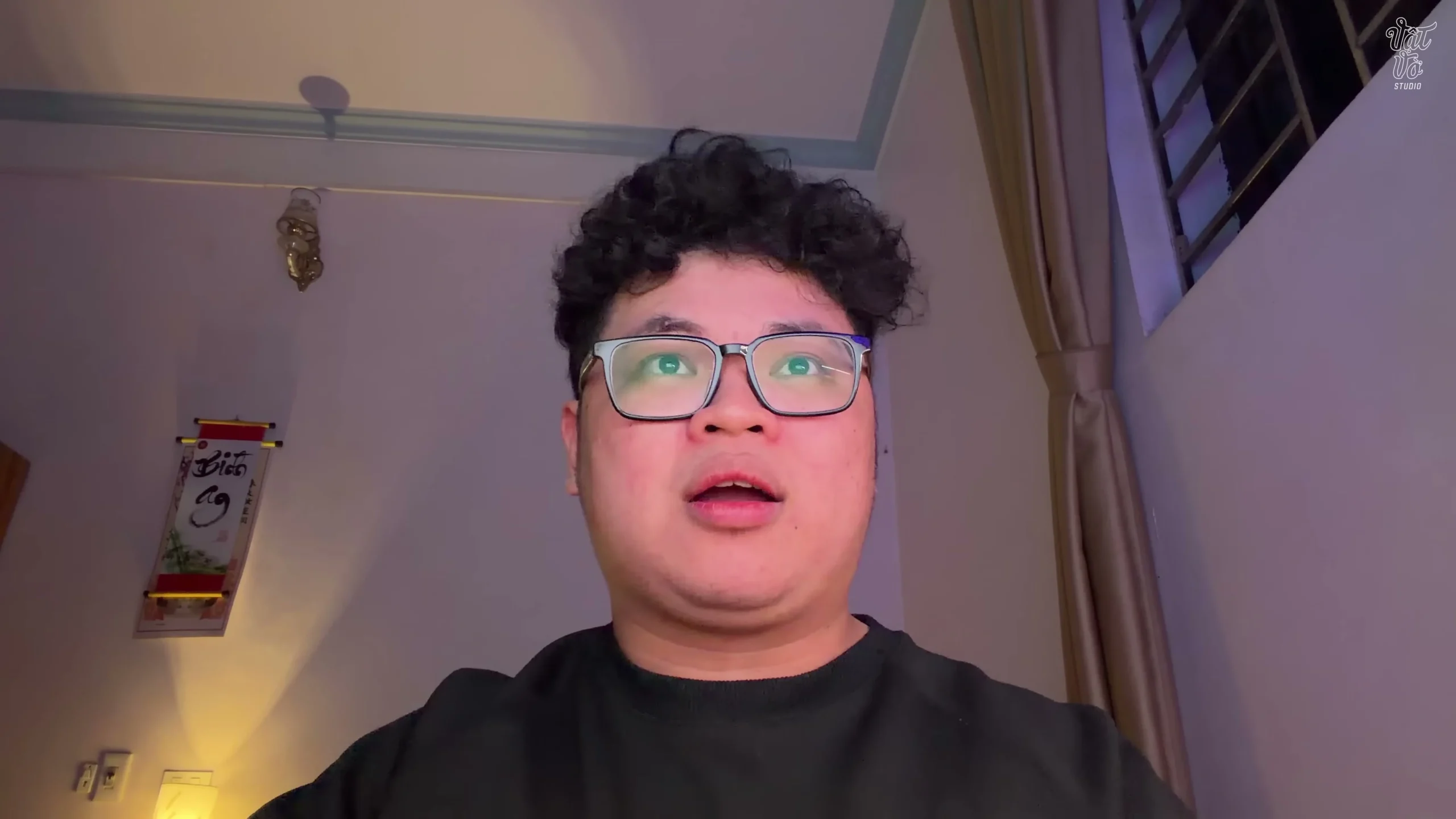 Bảng giá MacBook Neo quy đổi sang tiền Việt Nam hiển thị trên màn hình tại giây 01:23