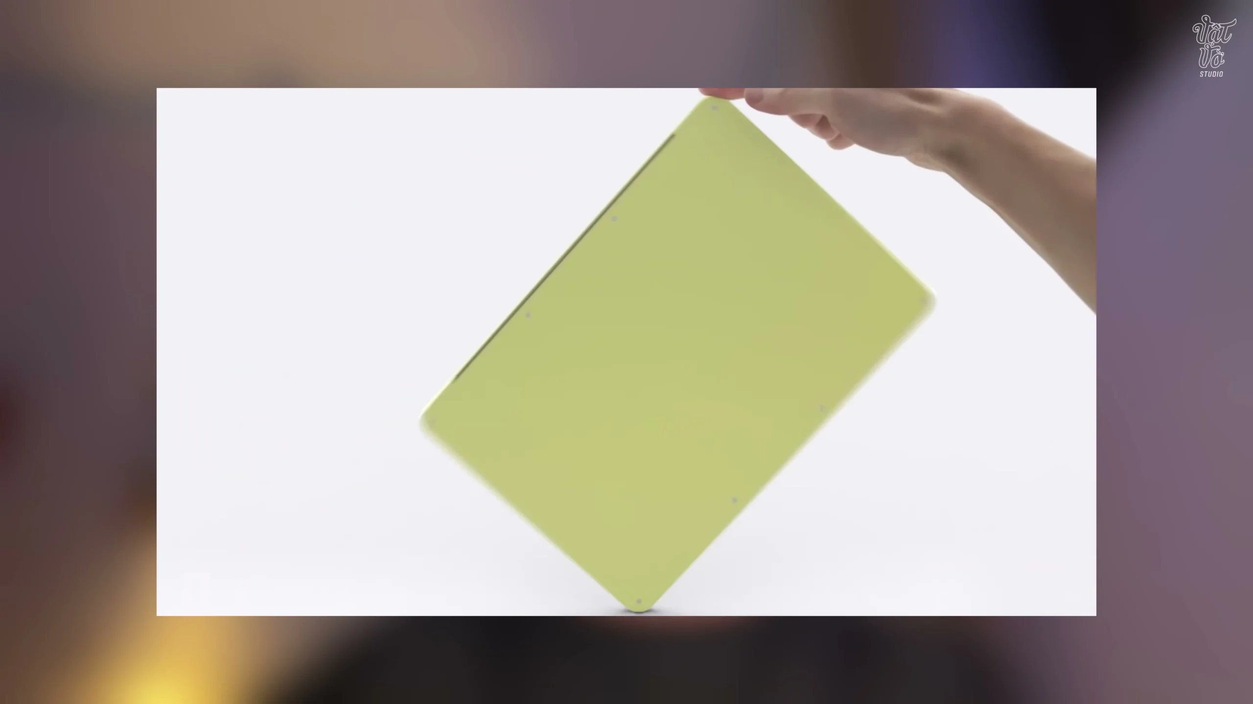 Cận cảnh các phiên bản màu sắc đa dạng của MacBook Neo bao gồm màu hồng tại giây 02:38