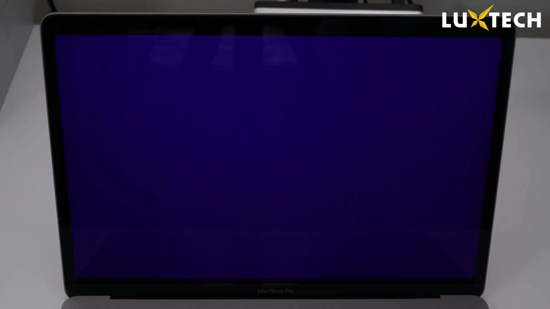 Màn hình Macbook đang ở giao diện Setup is starting của trình cài đặt Windows