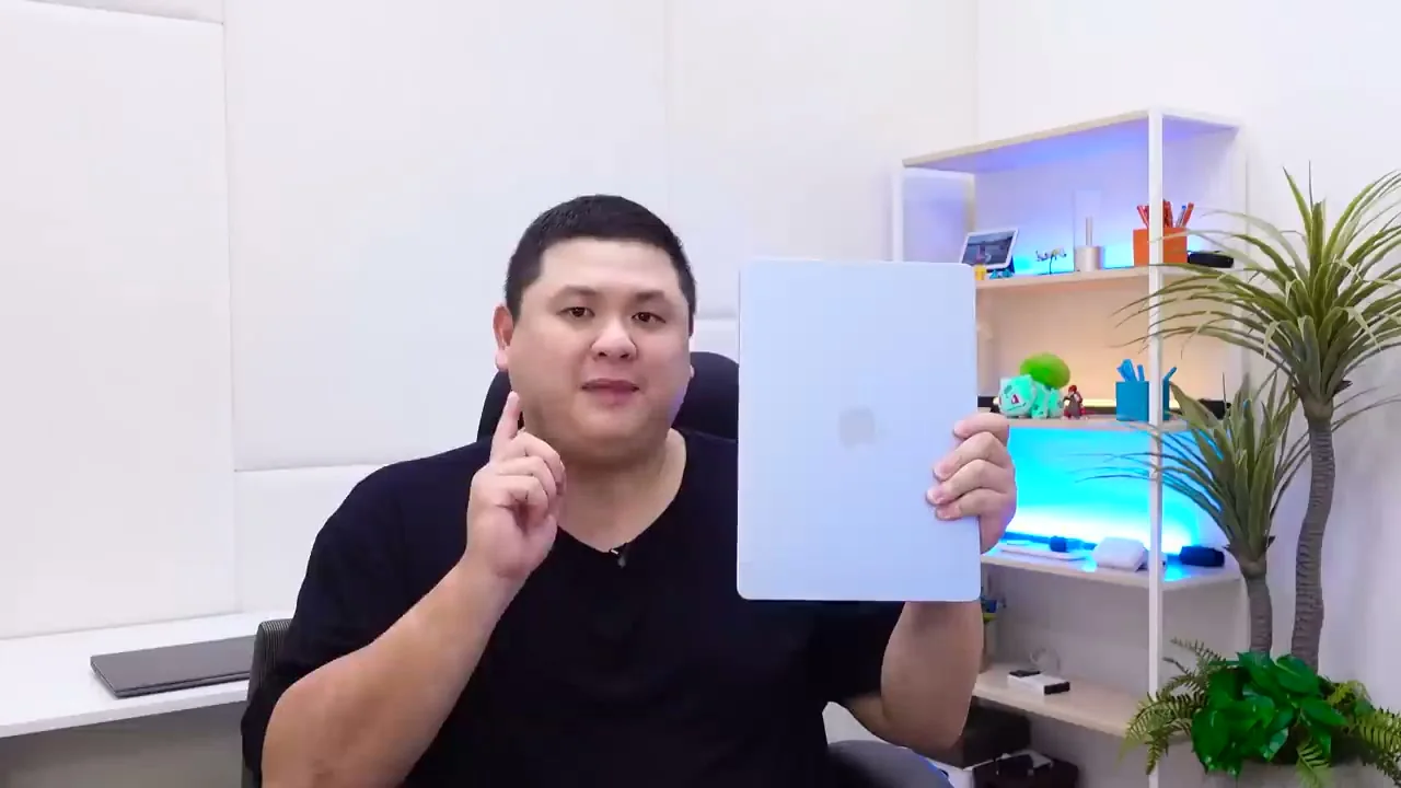 Màn hình Duy Luân giới thiệu MacBook Air M4