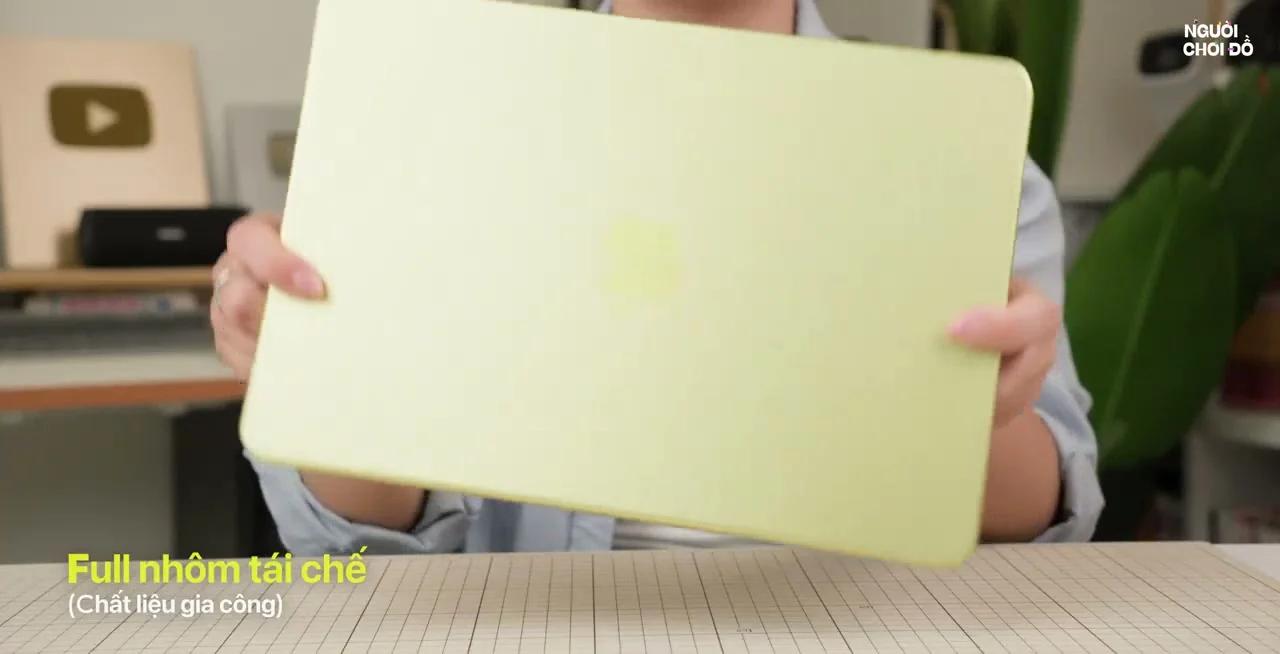 Cận cảnh thiết kế mỏng nhẹ và các cổng kết nối