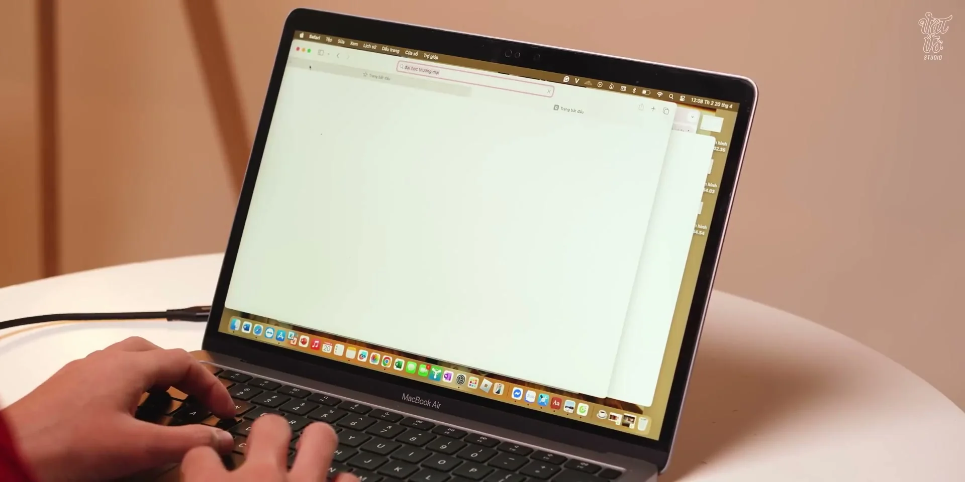 Trải nghiệm bàn phím và Trackpad Trải nghiệm bàn phím và Trackpad